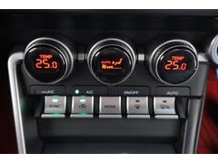 左右独立で温度コントロール出来るフロントオートエアコンです♪０．５度刻みで温度設定ができるので、運転席・助手席どちらも我慢せず快適な温度で過ごせます。 7