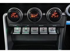 左右独立で温度コントロール出来るフロントオートエアコンです♪０．５度刻みで温度設定ができるので、運転席・助手席どちらも我慢せず快適な温度で過ごせます。 7