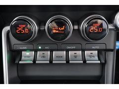左右独立で温度コントロール出来るフロントオートエアコンです♪０．５度刻みで温度設定ができるので、運転席・助手席どちらも我慢せず快適な温度で過ごせます。 6