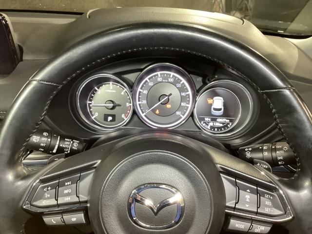 ドライバーを中心に一つ一つ丹念に磨き、力強さと上質さが融合した上質なデザインを採用しました！シンプルながらも落ち着いたメーターパネルは大人な雰囲気を演出します。