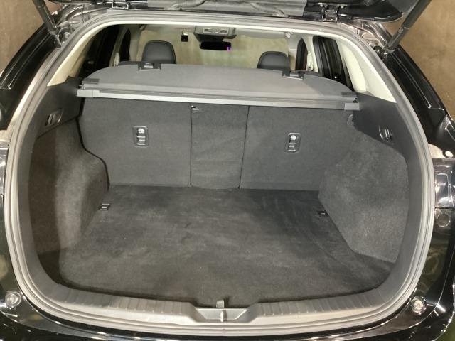 ラゲッジルームの広さはもちろん、４：２：４分割可倒式シートバックにより、様々なシチュエーションに応じた使い方ができます。