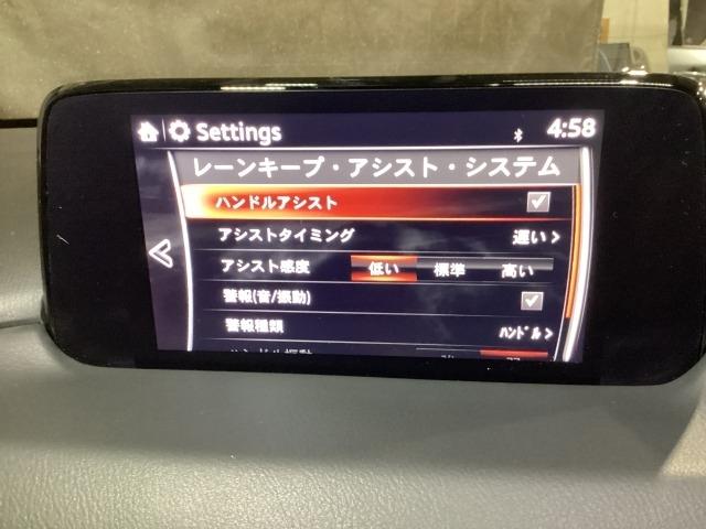 ハンドル操作をアシストすることにより車線からの逸脱回避を支援します。