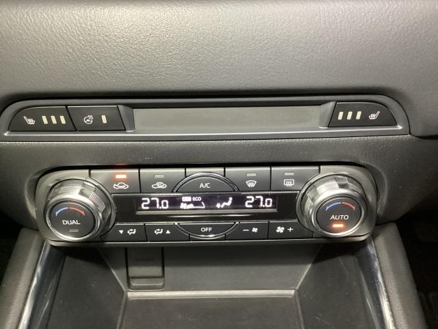 温度の設定のみで快適な風量やモードなどを自動調整してくれるフルオートエアコンを装備！