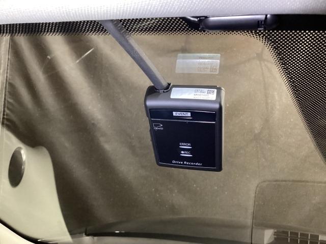 【別途ＳＤカードの購入が必要です。詳しくは販売店スタッフまで】運転中の映像・音声などを記録して、交通事故やトラブルが起きた時の正確な状況把握に役立つドライブレコーダーが装着されています。