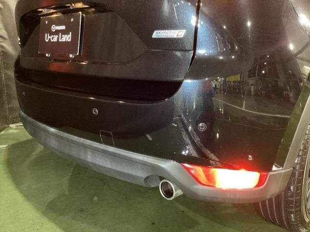 フロント、リアバンパーには障害物への接近をアラーム音で知らせてくれるパーキングセンサーが装着されています。