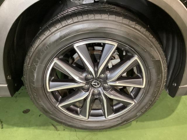 純正アルミホイールがボディデザインをより一層引き立たせます。