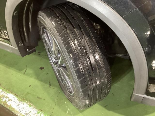 各タイヤの溝もまだまだ残っております。