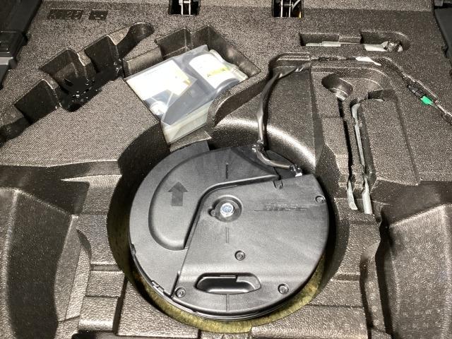 スペアタイヤの代わりに、簡易パンク修理キット搭載。釘が刺さった程度の穴でしたら補修可能です。パンクの箇所や状況によっては補修できない場合もございます。予めご了承下さい。