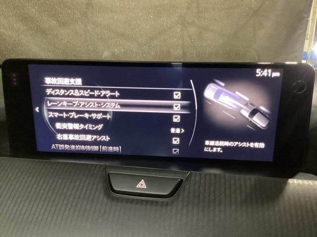 ハンドル操作をアシストすることにより車線からの逸脱回避を支援します。