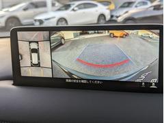見えない部分の危険察知をサポート♪前後左右に備えた４つのカメラを活用し、センターディスプレイに表示。８つのパーキングセンサーで対象車両・物を検知して警告音でお知らせ。安心な運転操作に役立ちます。 2
