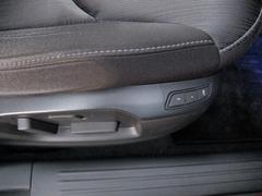 運転席電動シート♪シート前後・スライド・リクライニング・シート高がスイッチひとつで簡単に調整できます。お好みのポジションを微調整できるので、長時間の運転時など安全運転のサポートにも繋がります。 7