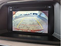 バックモニター装備♪シフトをＲギアに入れると、ナビ画面に自動で切り替わりリアバンパー付近を映し出します。目視と併せて活用することで、慣れない場所での駐車も安心です☆ 3