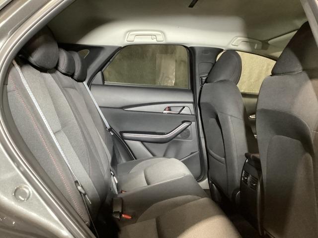 ��Ȃ��������Ƃ��낰��X�y�[�X���m�ۂ��A������̑O�ʏՓˎ��ɂ͌�ȏ���̉����g���V�[�g���犊�藎���邱�Ƃ�}������\���ɂȂ��Ă܂��B