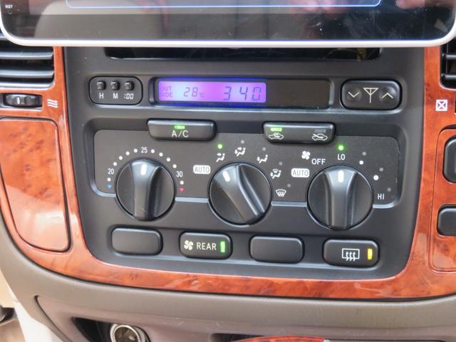 オート機能付きのエアコンパネルです☆温度調整のみで車内を快適な温度にしてくれます☆