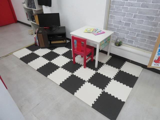 店内にはキッズスペースもあります☆塗り絵やおもちゃ等もございますのでお子様連れでのお客様でもゆったりと商談出来ます☆
