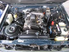 エンジンルームもクリーニング済み☆樹脂やホース類もツヤ出し施工しております！もちろんオイル交換等の整備、車検等のアフターフォローも当店にお任せください☆ 2