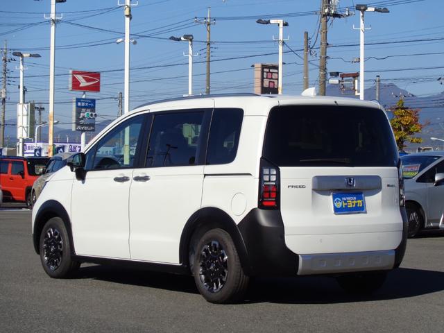 フリード ｅ：ＨＥＶクロスター　ホンダセンシング　９インチディスプレイオーディオ　バックカメラ　両側電動スライドドア　レーダークルーズコントロール　ＬＥＤヘッドライト　コーナーセンサー　シートヒーター　セキュリティアラーム（2枚目）
