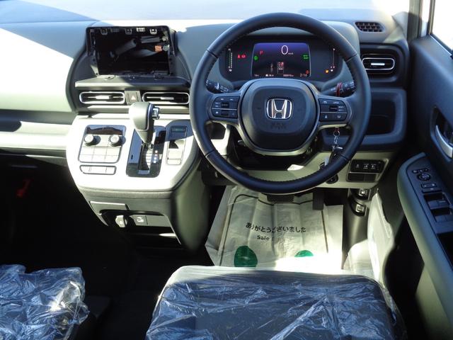 フリード ｅ：ＨＥＶクロスター　ホンダセンシング　９インチディスプレイオーディオ　バックカメラ　両側電動スライドドア　レーダークルーズコントロール　ＬＥＤヘッドライト　コーナーセンサー　シートヒーター　セキュリティアラーム（3枚目）