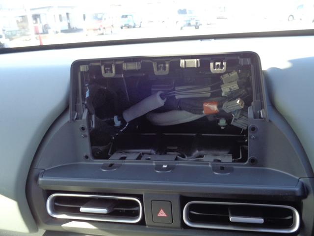 フリード ｅ：ＨＥＶクロスター　ホンダセンシング　９インチディスプレイオーディオ　バックカメラ　両側電動スライドドア　レーダークルーズコントロール　ＬＥＤヘッドライト　コーナーセンサー　シートヒーター　セキュリティアラーム（4枚目）