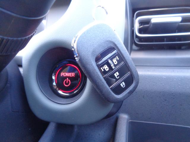 フリード ｅ：ＨＥＶクロスター　ホンダセンシング　９インチディスプレイオーディオ　バックカメラ　両側電動スライドドア　レーダークルーズコントロール　ＬＥＤヘッドライト　コーナーセンサー　シートヒーター　セキュリティアラーム（7枚目）