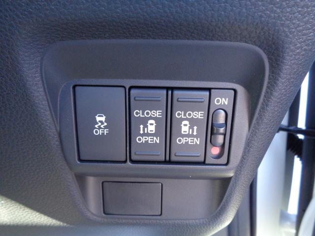 フリード ｅ：ＨＥＶクロスター　ホンダセンシング　９インチディスプレイオーディオ　バックカメラ　両側電動スライドドア　レーダークルーズコントロール　ＬＥＤヘッドライト　コーナーセンサー　シートヒーター　セキュリティアラーム（8枚目）