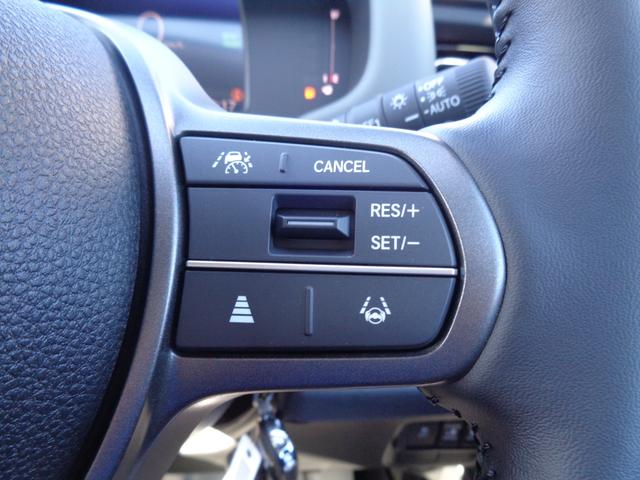 フリード ｅ：ＨＥＶクロスター　ホンダセンシング　９インチディスプレイオーディオ　バックカメラ　両側電動スライドドア　レーダークルーズコントロール　ＬＥＤヘッドライト　コーナーセンサー　シートヒーター　セキュリティアラーム（9枚目）