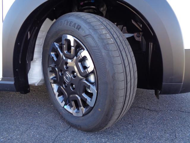 フリード ｅ：ＨＥＶクロスター　ホンダセンシング　９インチディスプレイオーディオ　バックカメラ　両側電動スライドドア　レーダークルーズコントロール　ＬＥＤヘッドライト　コーナーセンサー　シートヒーター　セキュリティアラーム（14枚目）