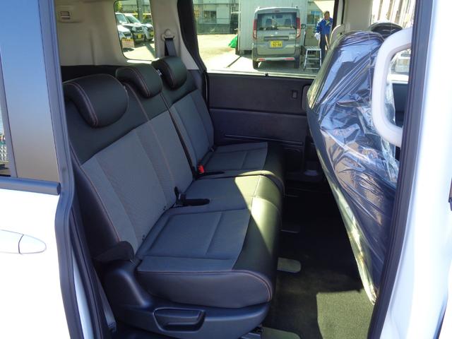 フリード ｅ：ＨＥＶクロスター　ホンダセンシング　９インチディスプレイオーディオ　バックカメラ　両側電動スライドドア　レーダークルーズコントロール　ＬＥＤヘッドライト　コーナーセンサー　シートヒーター　セキュリティアラーム（16枚目）