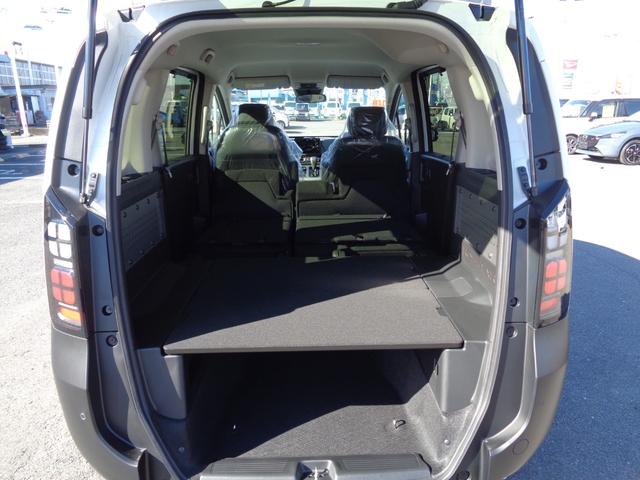 フリード ｅ：ＨＥＶクロスター　ホンダセンシング　９インチディスプレイオーディオ　バックカメラ　両側電動スライドドア　レーダークルーズコントロール　ＬＥＤヘッドライト　コーナーセンサー　シートヒーター　セキュリティアラーム（17枚目）