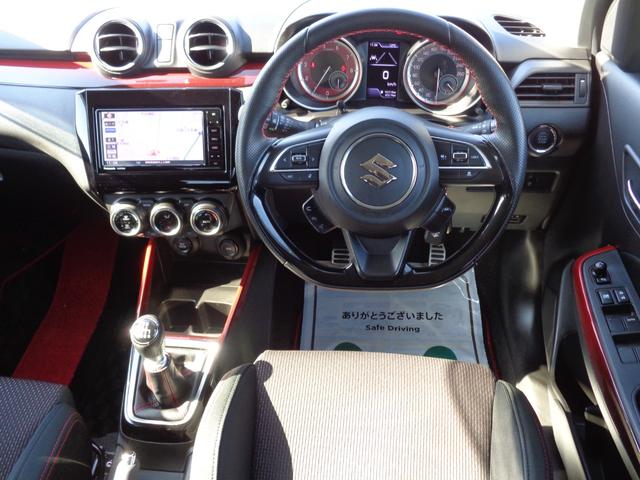 軽量高剛性なプラットフォームによる軽量化、サスペンションにより高い動力性能とハンドリング性能を実現！スポーツ走行時などに運転姿勢をしっかり支える形状の専用フロントシート［Ｓｐｏｒｔロゴ入り］を採用！