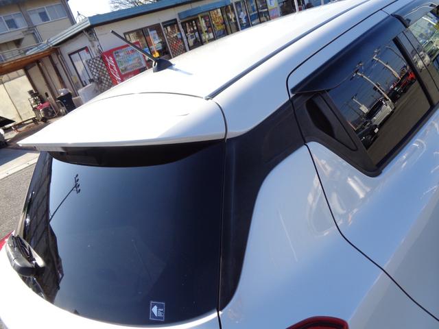 プライバシーを守る、リア３面ダークガラス！夏場のエアコンの効きが違いますね！もちろんリアはＵＶカットダークガラスでＵＶカット機能付きです！荷物も見えづらく安心ですね！