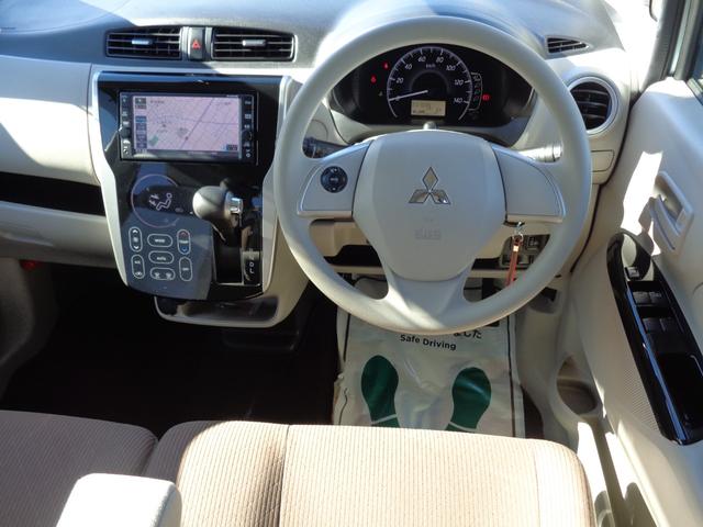 �J���I�ŁA�_�炩�Ȍ`��̃g�����ɕ�܂�A�C���X�g�������g�p�l���́A�㎿�ȃs�A�m�u���b�N���̃Z���^�[�p�l���I�t�����g�V�[�g�́A�����Ԃ̃h���C�u�ł����ɂ����悤�A�z�[���h�����d���I