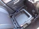 助手席の下には物入れもあります!使うと結構便利なんです!ちょっと車から離れるときに荷物を入れておけば車上荒らしの心配も少なくなります!ちょっとした気遣いのある装備は嬉しいですね!