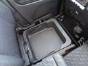 助手席の下には物入れもあります!使うと結構便利なんです!ちょっと車から離れるときに荷物を入れておけば車上荒らしの心配も少なくなります!ちょっとした気遣いのある装備は嬉しいですね!
