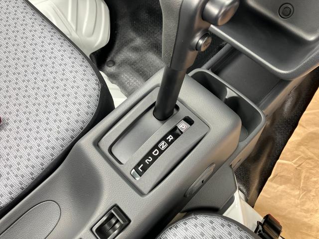 キャリイトラック 　４ＷＤ　ぬかるみ脱出アシスト　誤発進抑制機能　後方誤発進抑制機能　ハイビームアシスト　Ｗエアバッグ　アイドリングストップキーレスエントリー　パワーウィンドウ　パワーステアリング（27枚目）