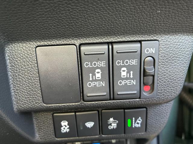 フリードハイブリッド ハイブリッド・クロスター 4WD 純正インターナビ バックカメラ 両側パワースライドドア アクティブコーナーライト 前後ドラレコ ビルトインETC ヒーター付きコンビシート LEDオートライト 雹凹(12枚目)