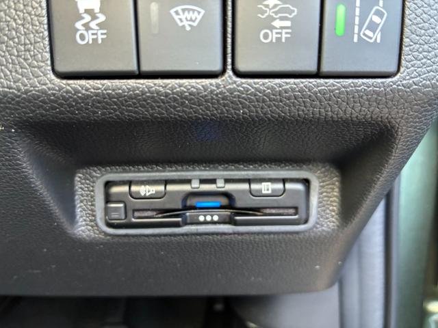 フリードハイブリッド ハイブリッド・クロスター 4WD 純正インターナビ バックカメラ 両側パワースライドドア アクティブコーナーライト 前後ドラレコ ビルトインETC ヒーター付きコンビシート LEDオートライト 雹凹(13枚目)