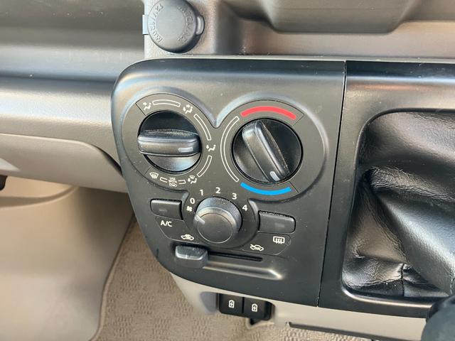 エブリイ ＰＡリミテッド　タイヤ新品　５速マニュアル　パートタイム４ＷＤ　両側スライドドア　キーレスエントリー　パワーウィンドウ　ワンオーナー　ＡＢＳ　ＳＲＳエアバッグ　オーバーヘッドシェルフ（11枚目）