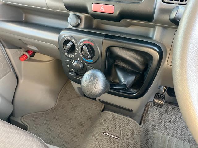 エブリイ ＰＡリミテッド　タイヤ新品　５速マニュアル　パートタイム４ＷＤ　両側スライドドア　キーレスエントリー　パワーウィンドウ　ワンオーナー　ＡＢＳ　ＳＲＳエアバッグ　オーバーヘッドシェルフ（42枚目）