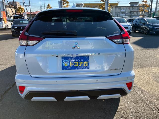 エクリプスクロスＰＨＥＶ Ｐ　４ＷＤ　スマートフォン連携ナビ　フルセグＴＶ　マルチアラウンドモニター　マイパイロット　ＬＥＤ　パワーシート　シートヒーター　ステアリングヒーター　クルーズコントロール　パワーバックドア　雹凹（5枚目）