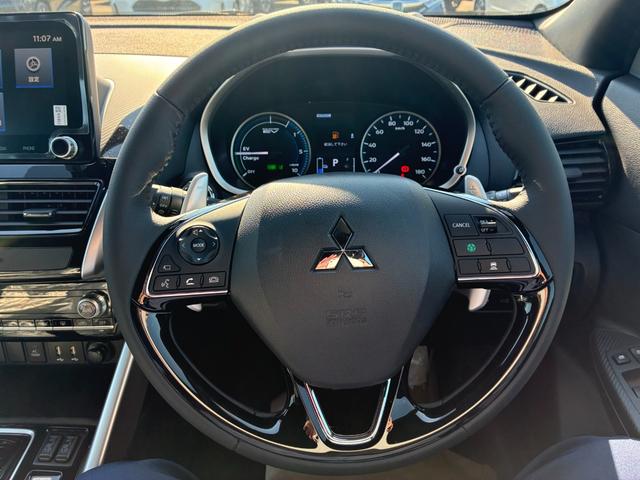 エクリプスクロスＰＨＥＶ Ｐ　４ＷＤ　ルーフレール　スマートフォン連携ナビ　フルセグＴＶ　マルチアラウンドモニター　マイパイロット　ＬＥＤ　Ｐシート　前席後席シートヒーター　ステアリングヒーター　　パワーバックドア　雹凹（12枚目）