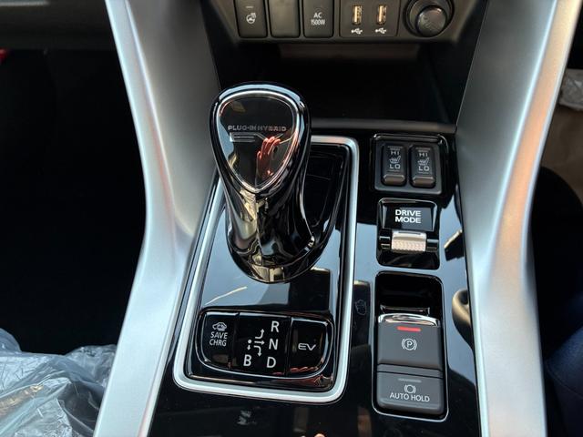 エクリプスクロスＰＨＥＶ Ｐ　４ＷＤ　ルーフレール　スマートフォン連携ナビ　フルセグＴＶ　マルチアラウンドモニター　マイパイロット　ＬＥＤ　Ｐシート　前席後席シートヒーター　ステアリングヒーター　　パワーバックドア　雹凹（20枚目）