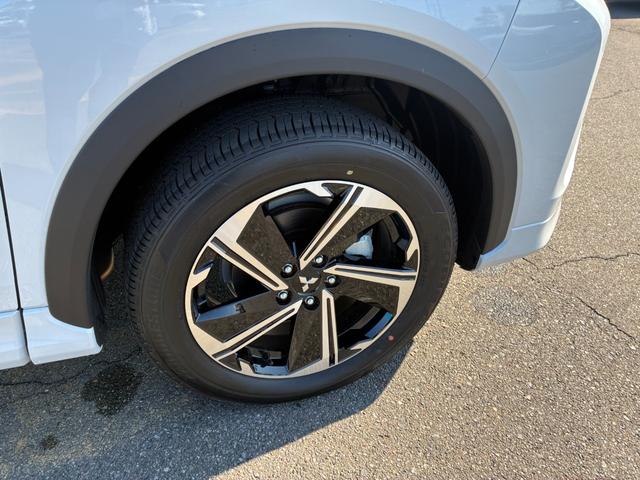 エクリプスクロスＰＨＥＶ Ｐ　４ＷＤ　ルーフレール　スマートフォン連携ナビ　フルセグＴＶ　マルチアラウンドモニター　マイパイロット　ＬＥＤ　Ｐシート　前席後席シートヒーター　ステアリングヒーター　　パワーバックドア　雹凹（24枚目）