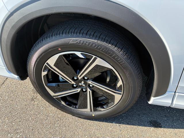 エクリプスクロスＰＨＥＶ Ｐ　４ＷＤ　ルーフレール　スマートフォン連携ナビ　フルセグＴＶ　マルチアラウンドモニター　マイパイロット　ＬＥＤ　Ｐシート　前席後席シートヒーター　ステアリングヒーター　　パワーバックドア　雹凹（31枚目）