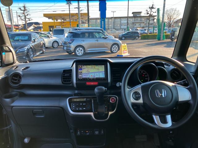 Ｎ－ＢＯＸ Ｇ　ＳＳパッケージ　社外ナビ　フルセグＴＶ　バックカメラ　ビルトインＥＴＣ　片側電動スライドドア　スマートキー　社外アルミホイール　フロアマット　ドアバイザー　ステアリングスイッチ（9枚目）