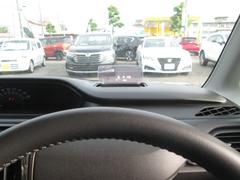 ヘッドアップディスプレイ！運転席前方のダッシュボード上に、車速、シフト位置や警告などを表示。ドライバーの視線上に必要な情報表示ができるので、視線移動や焦点調節が少なくな、安全運転に役立ちます。 6
