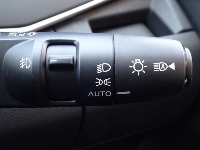 オートライトになっています。暗くなったら自動で点灯。エンジンを切れば自動で消灯します。ライト消し忘れによるバッテリーあがりなども防げます。