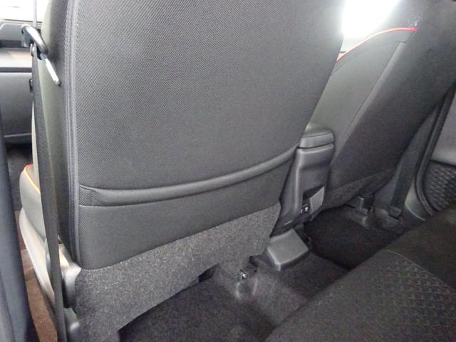 助手席のシートバックには大型ポケットがついています。