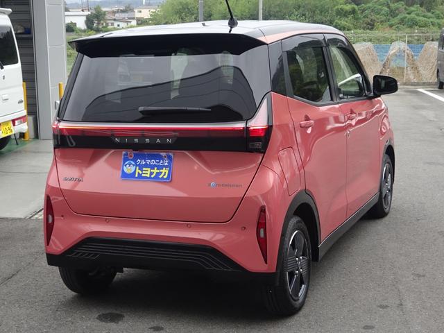 サクラ Ｘ　地デジフルセグＴＶ　日産コネクト純正９インチナビゲーション　アラウンドビューモニター　充電ケーブル付属　純正フロアマット＆ドアバイザー　ＥＴＣ２．０　エマージェンシーブレーキセーフティアシスト（10枚目）