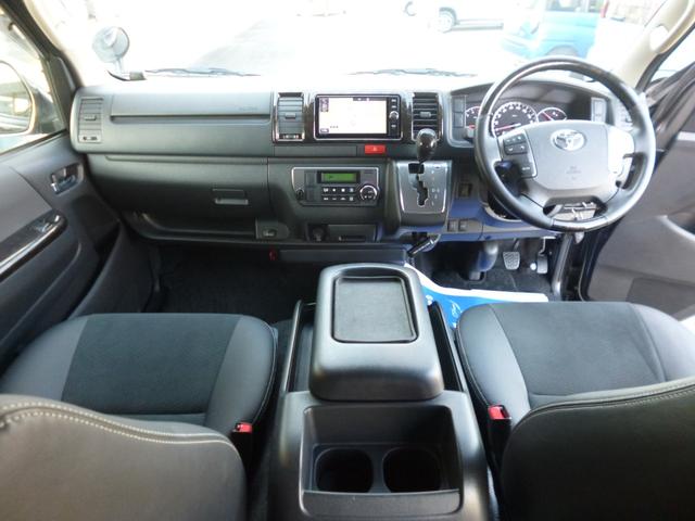 ハイエースバン スーパーＧＬ　ダークプライム　地デジフルセグ純正７インチナビゲーション　ＥＴＣ　バックカメラ　４ＷＤ　両側電動スライドドア　バックドアイージークローザー　ベッドキット　ヒッチメンバー　スモークフィルム施工済（16枚目）